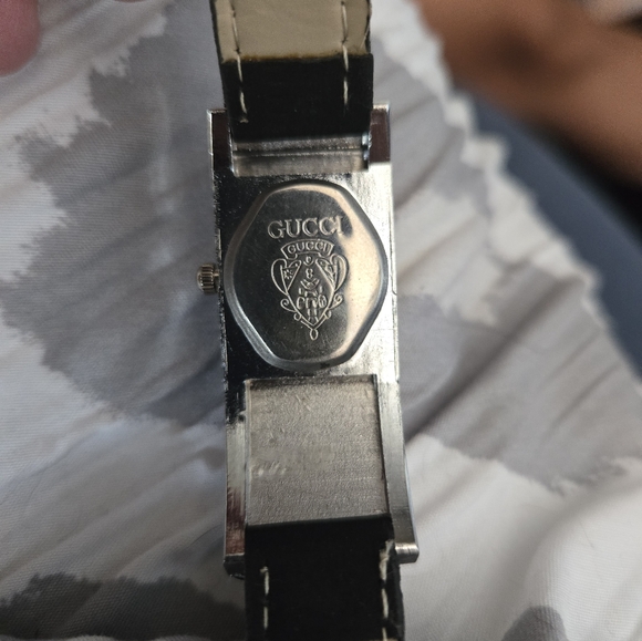 Gucci quartz silver and black watch. - Picture 7 of 11